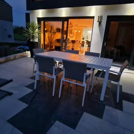 Prestige Neuf Avec Et Ecran De Cinema En Rez De Jardin