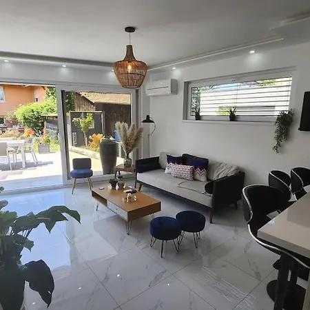 Prestige Neuf Avec Et Ecran De Cinema En Rez De Jardin